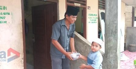 Pendidikan Karakter Sejak Dini, Yayasan Nastaiin Ajak Peserta Didik Berbagi Takjil di Paluta