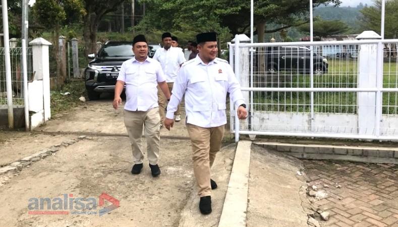 Massa Partai Gerindra Putihkan Kantor KPU Tapsel