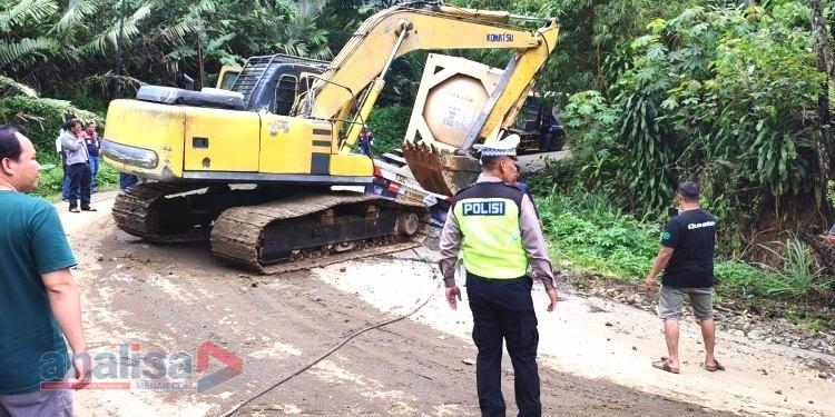 Kontainer Amblas di Parsalakan, Kasat Lantas Polres Tapsel Terjun Bersama Anggota Bantu Evakuasi