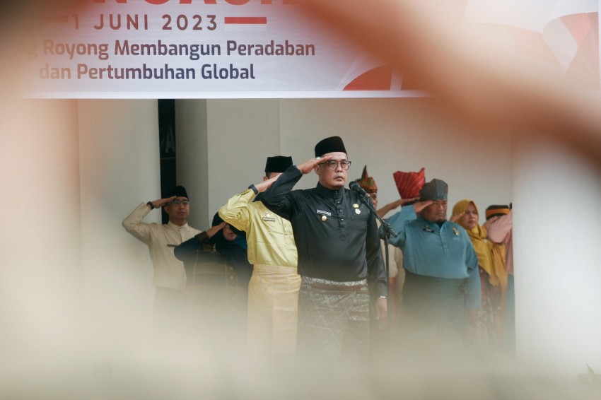 Kenakan Pakaian Adat, Wakil Walikota Medan Pimpin Upaca Hari Lahir Pancasila