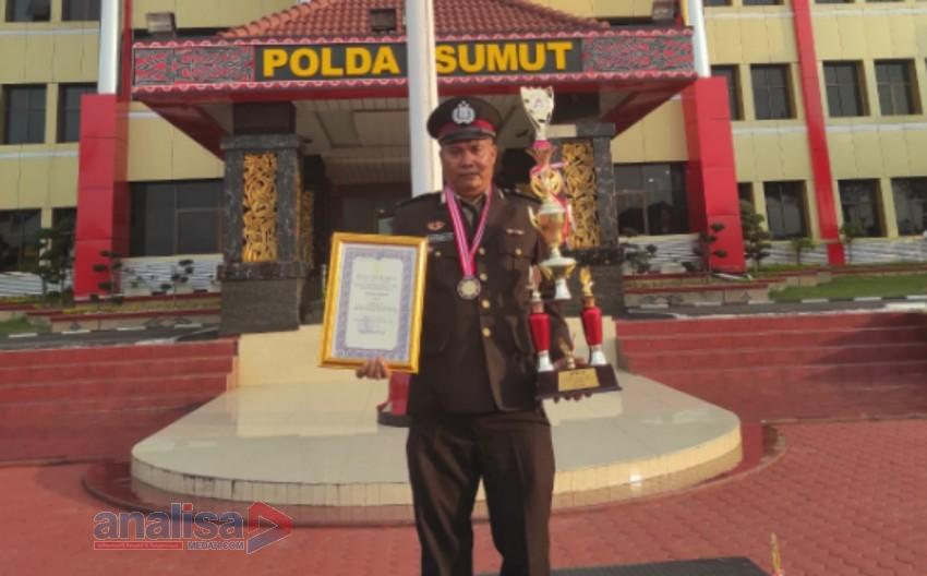 Kapolda Sumut Berikan Penghargaan Kepada Bhabinkamtibmas Polres Sibolga Aiptu Maman S. Lubis