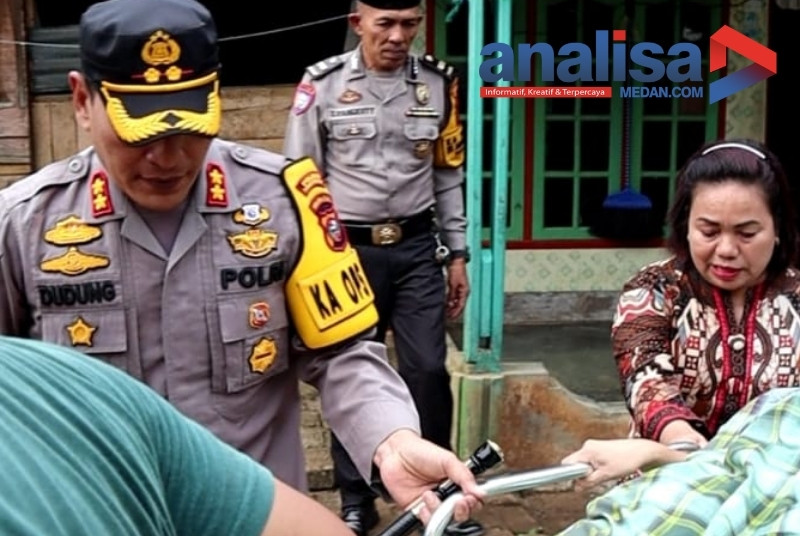 Dapat Laporan Warga Kurang Mampu Idap 'Kanker', Kapolres Dudung Bawa Tongkat Komando Perintahkan Rawat