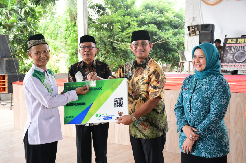 Baznas Deliserdang Salurkan ZIS, Pj Bupati : Zakat Berdimensi Ibadah, Sosial dan Ekonomi Umat