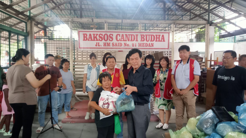 HUT Dewi Kwan Im, Vihara Candi Buddha Bagi 500 Paket Sembako kepada Warga Kurang Mampu