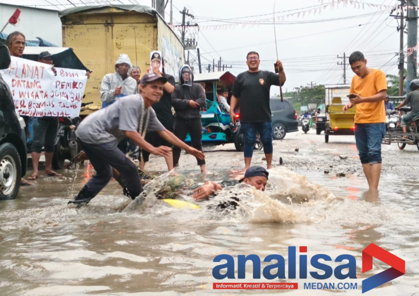 Warga Tanjungbalai "Berenang" di Kubangan Jalan