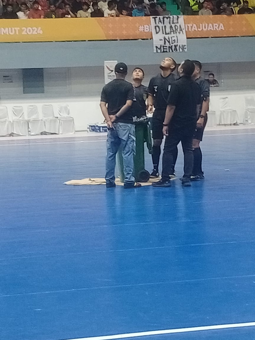 PB PON Sumut Tak Becus, Atap Gedung Futsal Bocor Gegara Hujan Ringan, Laga Tuan Rumah vs DKI Dihentikan