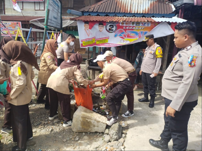 Pramuka Saka Bhayangkara dan Personel Polres Palas Bakti Sosial di Paringgonan
