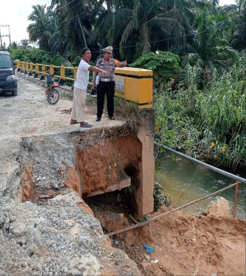 Kasatlantas AKP Tongan : Imbau Pengguna Jalan Harus Waspada Jalan Amblas