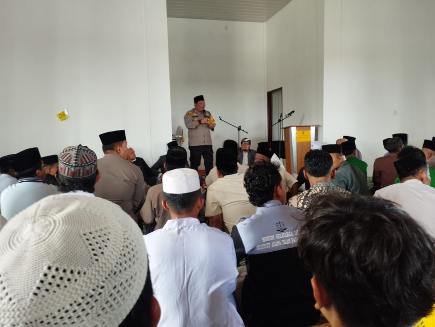 Kapolres Jumat Perdana di Masjid Al Amanah, bagi Sembako ke Warga