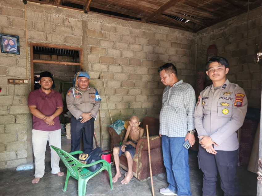 Jumat Berkah, Polsek Barumun Tengah bagi Paket Sembako