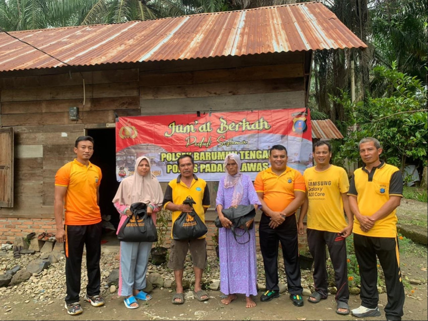 Program Jumat Berkah, Polsek Barumun Tengah  Bagikan Sembako