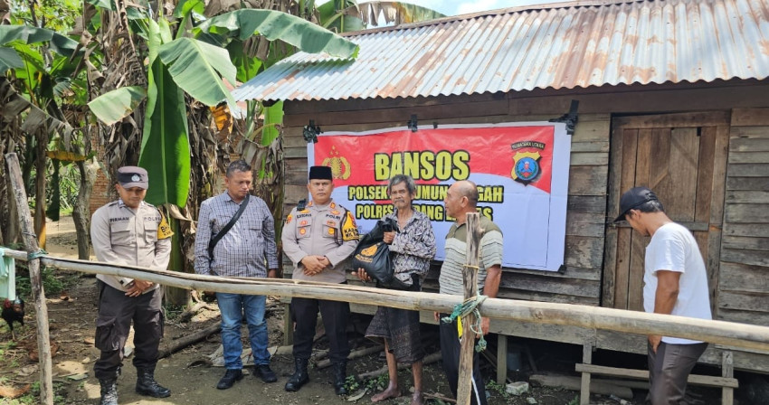 Kapolsek Barumun Tengah Bansos Program Jumat Berkah Peduli Sesama