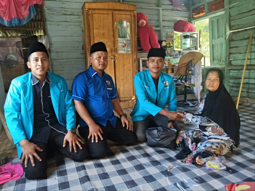 DPD KNPI Palas Bagi Paket Sembako ke Pakir Miskin dan Anak Yatim
