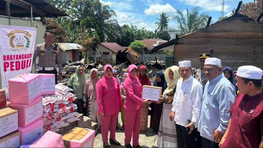 Polres dan Ketua Bhayangkari Cabang Palas Serahkan Bansos Kekorban Kebakaran