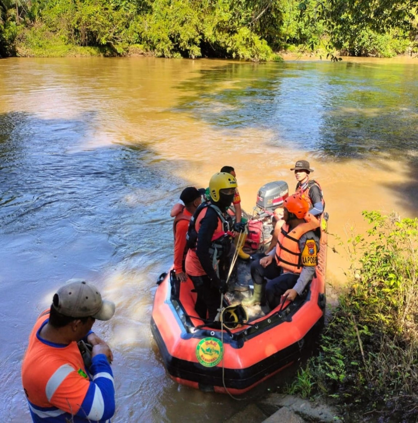 Kapolsek barumun Tengah bersama Basarnas Lakukan Pencarian Balita Hanyut