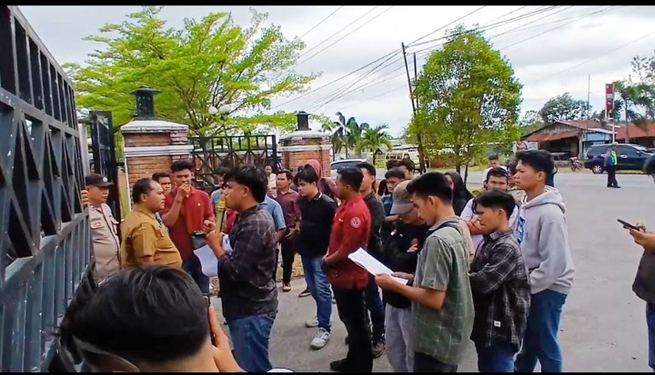 Protes Eksekusi Lahan, Puluhan Mahasiswa Demo Bupati Paluta