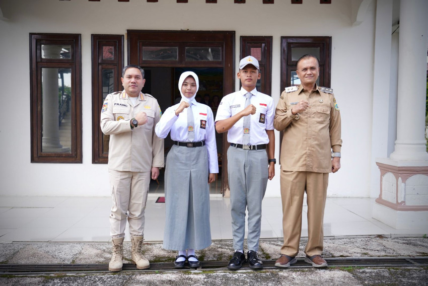 Bupati Pakpak Bharat Lepas 2 Siswi Ikuti Paskibraka Tingkat Provinsi