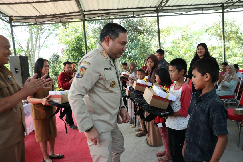 Bupati Pakpak Bharat Salurkan Bantuan Sosial bagi Anak Yatim dan Terlantar