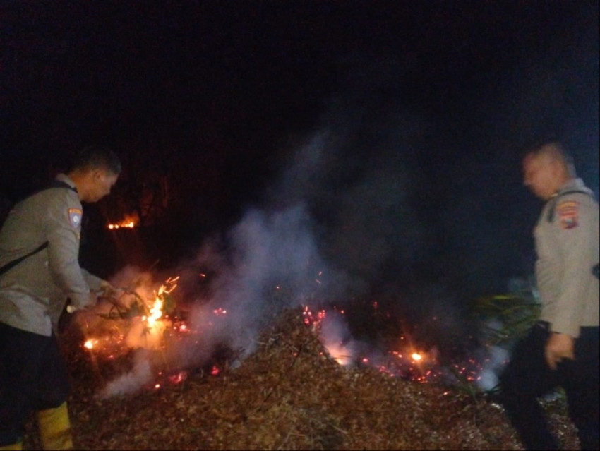 Polsek Barumun Tengah Padam Titik Api Kebakaran Dikawasan Karhutla