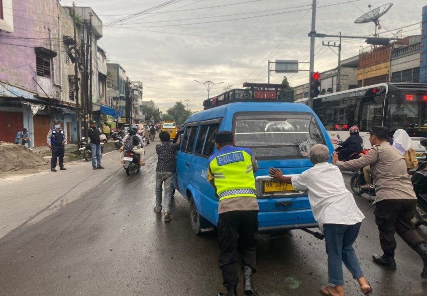 Aksi Humanis Polisi: Dorong Angkot Mogok di Tengah Jalan, Bantu Lancarkan Arus Lalu Lintas