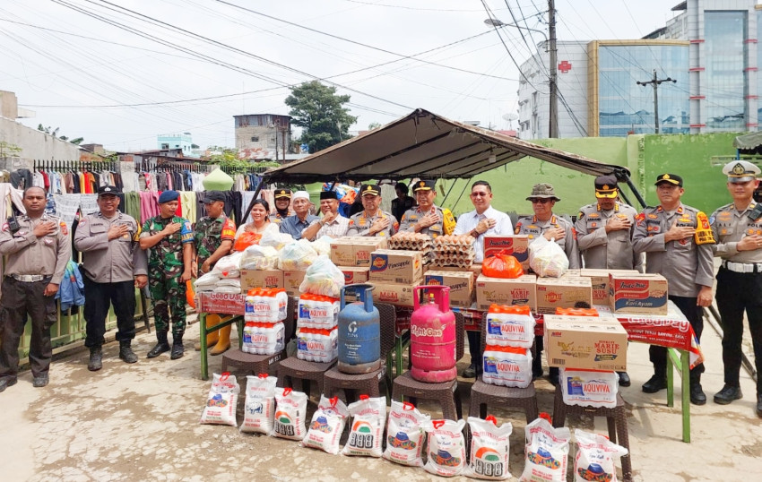 Wakapolda dan Kapolrestabes Medan Sambangi Pengungsi Hamdan, 235 Warga Korban Banjir Terima Bantuan