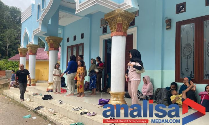 Luapan Sungai di Sidimpuan, 140 KK Terpaksa Mengungsi Ke Masjid &lrm;