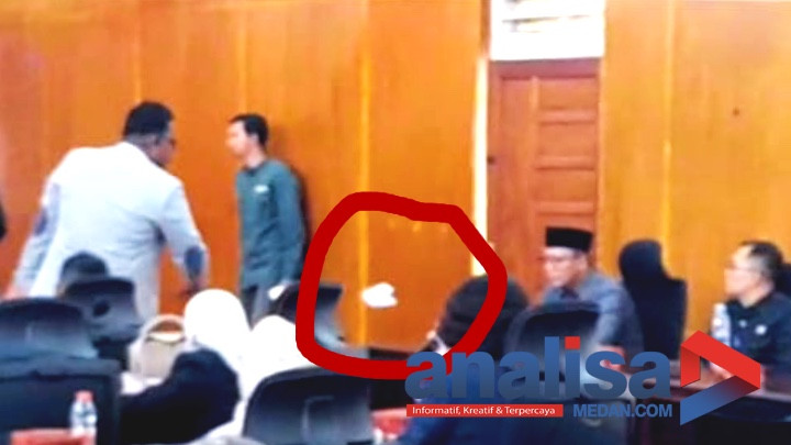 Heboh! Anggota Dewan Lempar Amplop ke Pejabat Pemko Sidimpuan Saat Paripurna