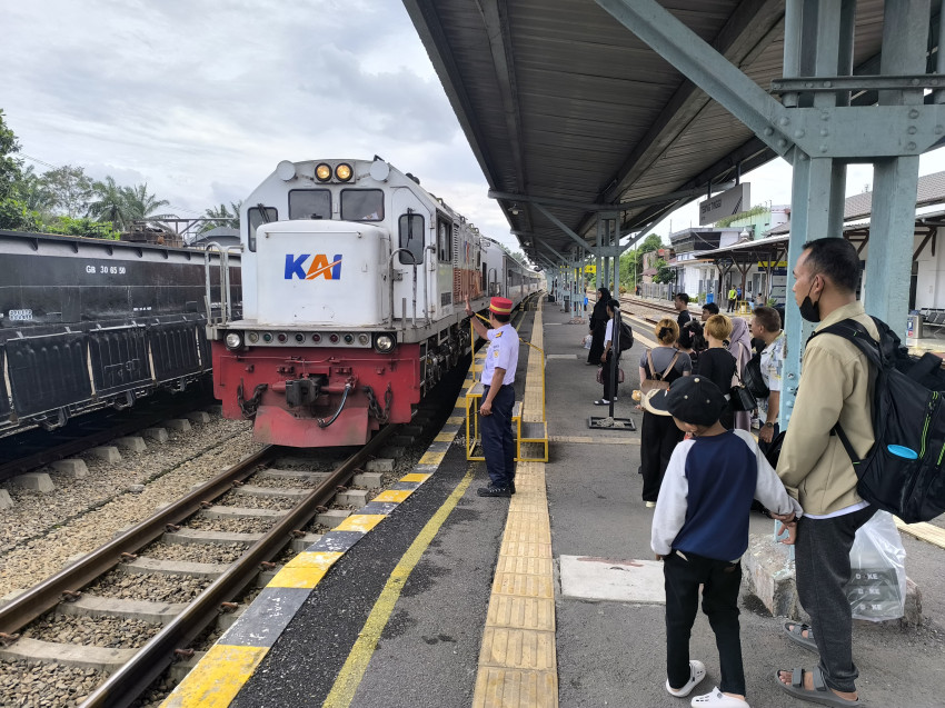 Hari Terakhir Libur Panjang Isra Miraj, Ribuan Penumpang Kereta Api Padati Stasiun di Sumatera Utara