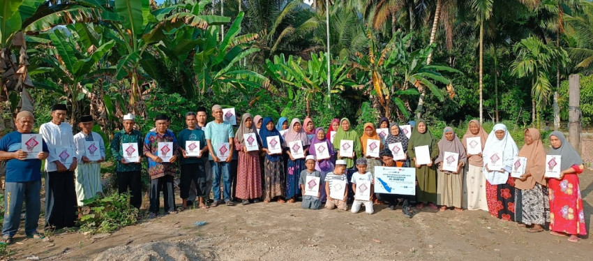 Rumah Zakat dan ParagonCorp Salurkan 70 Paket Al-Qur&rsquo;an untuk Penyintas Banjir di Sayur Matinggi