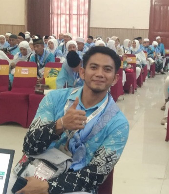 Rizky DA Gantikan Almarhum Papa Tunaikan Haji Tahun Ini