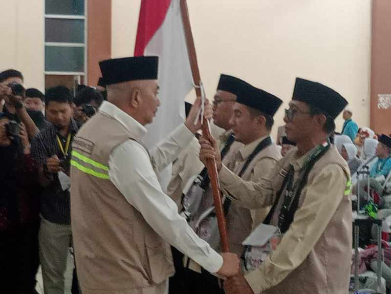 Sekdaprovsu Berangkatkan Jemaah Kloter 1 Embarkasi Medan