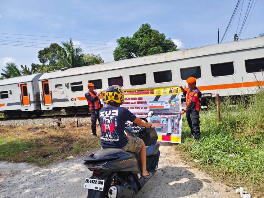 KAI Divre I Sumut Amankan Perjalanan Kereta Api Melalui Penertiban 25 Titik Perlintasan Sebidang