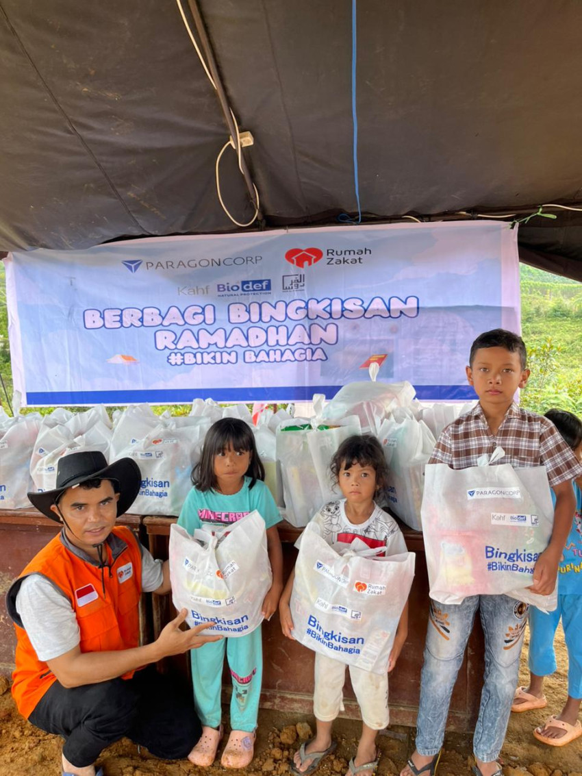 Rumah Zakat bersama Paragon Salurkan Bingkisan dan Kado Lebaran Yatim di Huntara Tapanuli Selatan